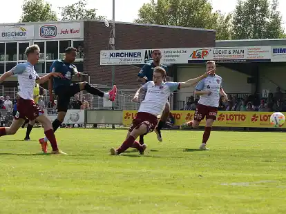 Der Treffer zum 1:1: Shaun Minns (beim Schuss) und Kasra Ghawilu spielten den besten Konter der Jeddeloher gegen den SC Weiche Flensburg optimal aus und wurden mit einem Tor belohnt.