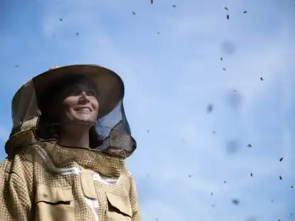 Immer mehr Frauen imkern - so auch Lilian Hurth.