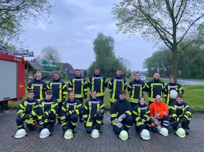 16 Neulinge haben den Truppmann-1-Lehrgang in Elsfleth erfolgreich absolviert.