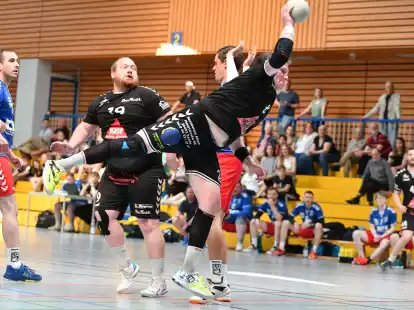 Einfach nicht zu stoppen waren die HG-Handballer um Björn Bröckerhoff (am Ball) und Jan Bergmann vom VfL Rastede.