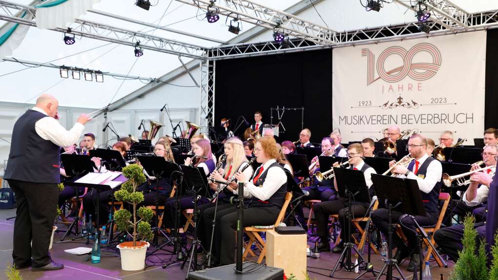 
Abwechslungsreiche Blasmusik präsentierte der Musikverein Beverbruch mit Dirigent Uwe Stephan bei seinem Jubiläumskonzert.
Yvonne Högemann
