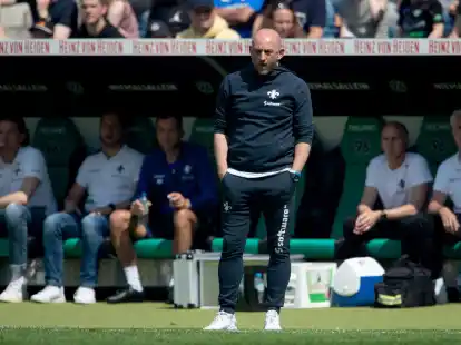 Konsterniert: Torsten&nbsp;Lieberknecht muss mitansehen wie seine Mannschaft in&nbsp;Hannover verliert.