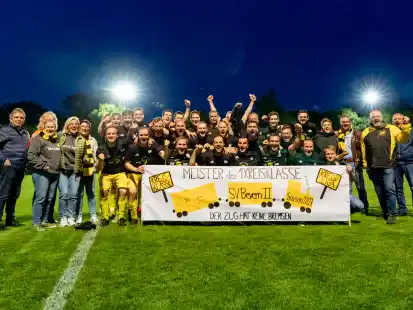 Spieler, Verantwortliche und Fans des SV Bevern II feierten am Freitagabend den Gewinn des Meistertitels.
