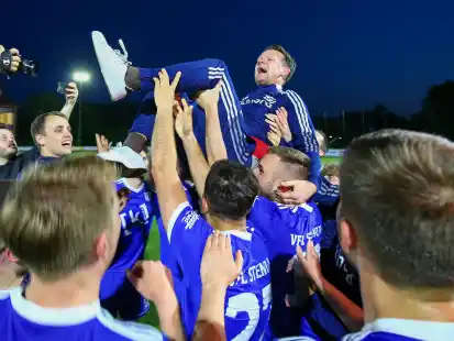 Ausgelassener Jubel: Der VfL Stenum feiert die Meisterschaft in der Fußball-Bezirksliga.