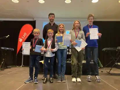 Sind am 2. Juni beim Regionalentscheid des &bdquo;Plattd&uuml;&uuml;tsch L&auml;&auml;swettstriet&ldquo; in Oldenburg dabei (vorne, von links): Theo Mei&szlig;ner, Claas Albers, Insa Loebe, Clara Flenker und Hendrik Hellmer. Lehrer Ralf von der Assen (hinten) wird in der Jury sitzen.