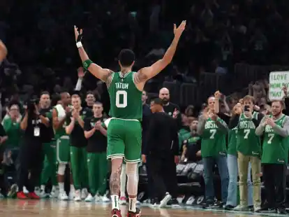Jayson Tatum von den Boston Celtics erh&auml;lt Applaus, als er nach dem Spiel vom Platz geht.