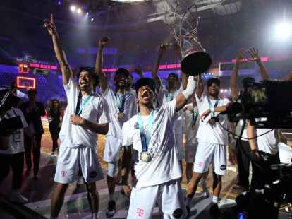 Die&nbsp;Bonner Spieler TJ Shorts II, Collin Malcolm, Deane Williams, Michael Kessens und Javontae Hawkins beim Feiern.