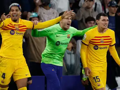 Die Spieler des FC Barcelona feiern nach dem Gewinn der Meisterschaft.