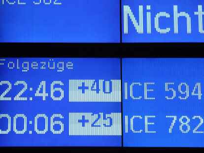 Am Montag werde ein Drittel der geplanten Fernz&uuml;ge nicht verkehren, teilte die Bahn bereits am Sonntag mit.