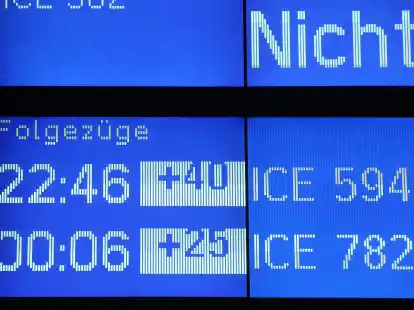 Am Montag werde ein Drittel der geplanten Fernz&uuml;ge nicht verkehren, teilte die Bahn bereits am Sonntag mit.