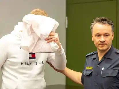 Der wegen Mordes an zwei Patienten angeklagte Krankenpfleger (l) ist zu lebenslanger Haft verurteilt worden.