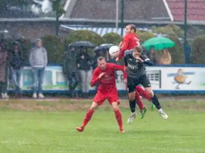 Beim Hinspiel zwischen dem SV Emstek und der DJK Elsten (rote Trikots) regnete es in einer Tour.