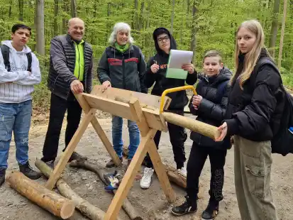 Haben an 15 Stationen Naturgesetze kennengelernt: die Achtkl&auml;ssler Kousay (von links), mit Lehrer Daniel Diemer und Waldp&auml;dagogin Imke Reiners, Waldp&auml;dagogikzentrum Weser-Ems der Nieders&auml;chsischen Landesforsten, Ahamad, Raik und Sophia