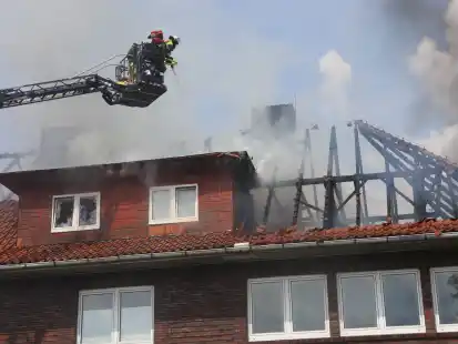 Die Feuerwehr l&ouml;schte &uuml;ber die Drehleitern von oben, weil die Holzdecken im Geb&auml;ude einzubrechen drohten.