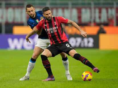 Olivier Giroud (r) vom AC Mailand k&auml;mpft mit Stefan de Vrij von Inter Mailand um den Ball.