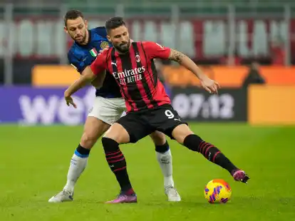 Olivier Giroud (r) vom AC Mailand k&auml;mpft mit Stefan de Vrij von Inter Mailand um den Ball.