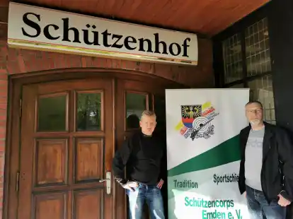Vor der Eingangst&uuml;r des Vereinsheimes: Joachim Lauterbach, 1. Vorsitzender des Sch&uuml;tzencorps Emden, und der 2. Vorsitzende Werner Wagenaar (von links).