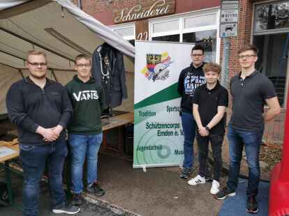 Engagierte junge Mitglieder wollen die Jugendabteilung aus dem Corona-Tief f&uuml;hren. Hier Jugendsportleiter Marvin Hieronimus, Reyk Jan&szlig;en, Timo Kr&ouml;her, Julien Ulferts und Malte Vosmann (von links) vor dem Stand des Sch&uuml;tzencorps am 6. Mai auf dem Sportevent &bdquo;Gemeinsam vorbeugen &ndash; echt stark&ldquo;.