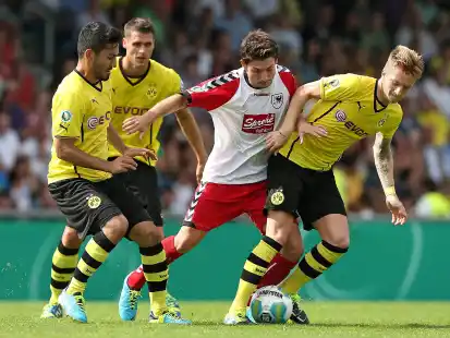 3. August 2013: (von links) Dortmunds Ilkay Gündogan, Sebastian Kehl und Marco Reus bedrängen Wilhelmshavens Matthias Tietz