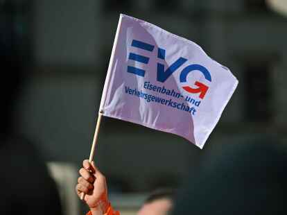 Nach der Absage eines zweit&auml;gigen Warnstreiks bei der Deutschen&nbsp;Bahn ruft die Eisenbahn- und&nbsp;Verkehrsgewerkschaft (EVG)&nbsp;den bundeseigenen Konzern zu kurzfristigen Tarifgespr&auml;chen auf.