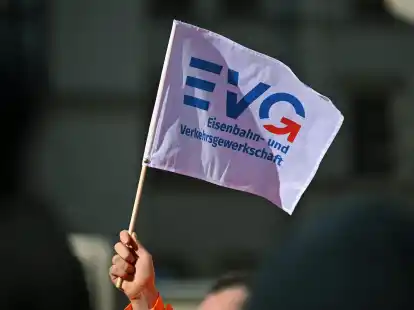 Nach der Absage eines zweit&auml;gigen Warnstreiks bei der Deutschen&nbsp;Bahn ruft die Eisenbahn- und&nbsp;Verkehrsgewerkschaft (EVG)&nbsp;den bundeseigenen Konzern zu kurzfristigen Tarifgespr&auml;chen auf.