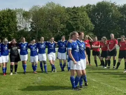 Melanie Boekhoff und Cathrin Kleen sagen der ersten Frauenmannschaft „Tschüss“. Sie wurde im Spiel gegen den SV Ems Jemgum verabschiedet.