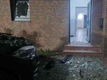 In der Ledastra&szlig;e in Wittmund ist in der Nacht zu Montag ein Auto explodiert. Dieses Bild wurde uns zugeschickt. Ein Anwohner der Ledastra&szlig;e best&auml;tigte auf Nachfrage, dass es sich um das betroffene Grundst&uuml;ck handelt.