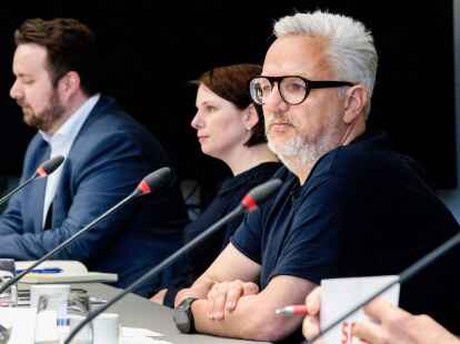 Florian Pfeffer (r-l), Landesvorstandssprecher von B&uuml;ndnis 90/Die Gr&uuml;nen, Julia Tiedemann, Landesvorsitzende der B&uuml;rger in Wut (BiW) in Bremen, und Claas Bansemer, Generalsekret&auml;r der FDP in Bremen.