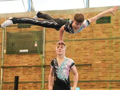 Die jungen TSR-Herren Mikko Ueck (unten) und Thorne Spieß gewinnen bei den Deutschen Meisterschaften der Sportakrobatik-Jugend in Berlin gleich dreimal „Gold“.