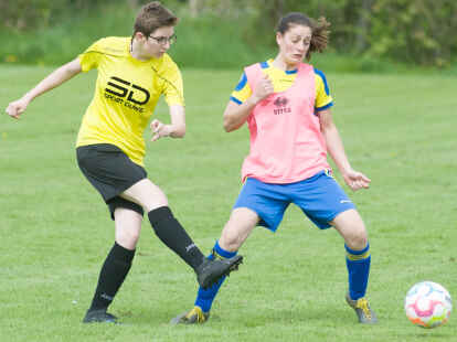 Die Gro&szlig;enmeererinnen (mit Leibchen, hier im Spiel gegen den Post SV Oldenburg II) holten einen wichtigen Punkt.