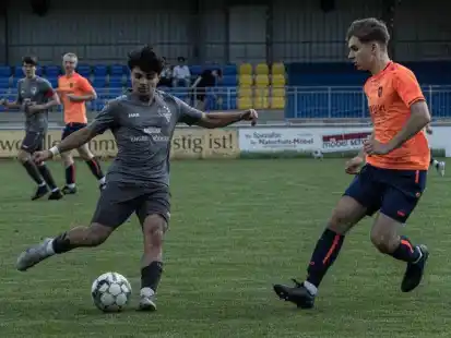 Mit 3:2 gewannen die A-Junioren der JSG Wilhelmshaven (am Ball) die Bezirksliga-Partie  in Leer.