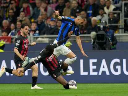 Fikayo Tomori (M) vom AC Mailand gegen Edin Dzeko (r) von Inter Mailand.