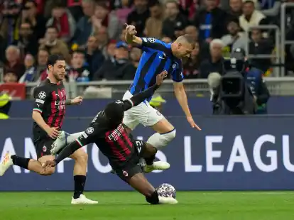 Fikayo Tomori (M) vom AC Mailand gegen Edin Dzeko (r) von Inter Mailand.