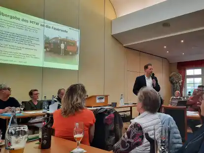 Bericht &uuml;ber zahlreiche Ma&szlig;nahmen in Petersfehn: B&uuml;rgermeister Henning Dierks informierte die Besucher der B&uuml;rgerversammlung.