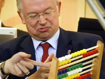 Hilfsmittel sind bei der Emder Rechenmeisterschaft nicht erlaubt. Auch kein Abakus, wie ihn hier der damalige hessische Ministerpr&auml;sident Roland Koch (CDU) 2009 w&auml;hrend einer Haushaltsdebatte im Landtag skeptisch betrachtet.