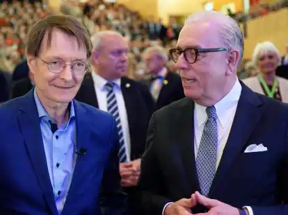 Bundesgesundheitsminister Karl Lauterbach (l) und &Auml;rztekammerpr&auml;sident Klaus Reinhardt beim Deutschen &Auml;rztetag in Essen.