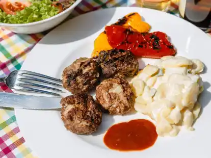 Hackb&auml;llchen k&ouml;nnen auch gegrillt werden. Faustformel f&uuml;rs Grundrezept: Auf 500 g Hack kommen ein Ei und ein eingeweichtes altbackenes Br&ouml;tchen.