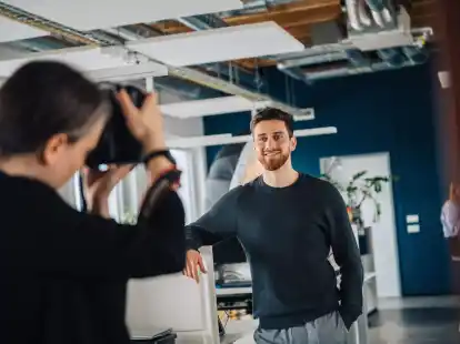 Besser etwas Zeit einplanen: Sollen Bewerbungsfotos gut gelingen, lohnt es sich die eigenen W&uuml;nsche vorab mit dem Fotografen zu besprechen.