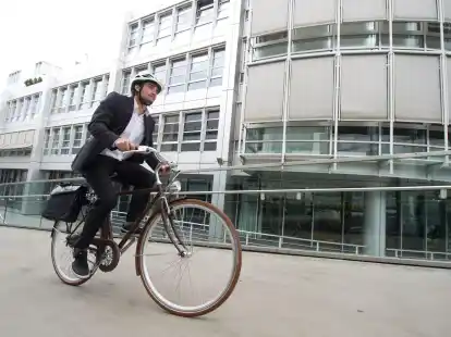 In den Feierabend auf zwei R&auml;dern? M&ouml;chten Arbeitnehmer ihr Dienstfahrrad auch privat nutzen, sollten sie mit dem Arbeitgeber auch Haftungsfragen vorab kl&auml;ren.