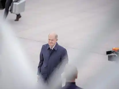 Bundeskanzler Olaf Scholz auf dem milit&auml;rischen Teil des Flughafens BER Berlin-Brandenburg. Sein Weg f&uuml;hrt ihn nach Island.