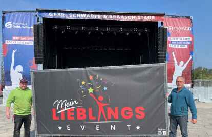 Schon viel geschafft und bis Donnerstag noch einiges zu tun: Veranstalter Torsten Kirchhoff (links) und Dennis Athen. Im Hintergrund steht bereits die B&uuml;hne. Foto: Oliver Braun