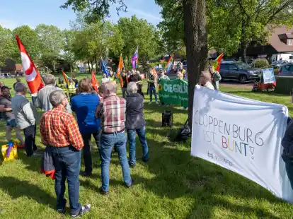 Rund 150 Gegendemonstranten hatten sich vor der Gastst&auml;tte in Peheim versammelt.