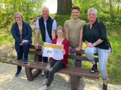 Freuen sich auf das Programm des Ferienpasses (von links): Jennifer Rieken, Marco R&uuml;hle, Fenja B&uuml;cker, Christopher Klaus und Tanja Stamer.