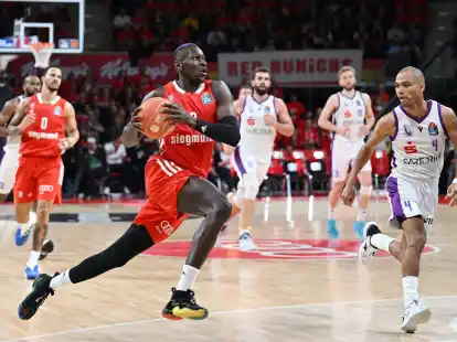 Isaac Bonga (l) schl&auml;gt mit dem FC&nbsp;Bayern die G&auml;ste aus G&ouml;ttingen im ersten Playoff-Spiel.