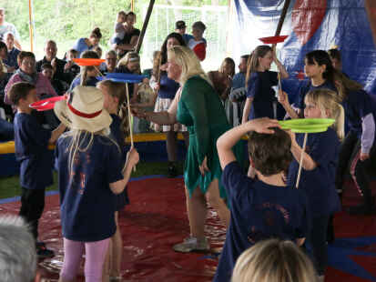Beim Zirkusprojekt der Deichschule Schweiburg erhielten die Jungen und M&auml;dchen hautnah Einblicke in die Welt der Artisten.