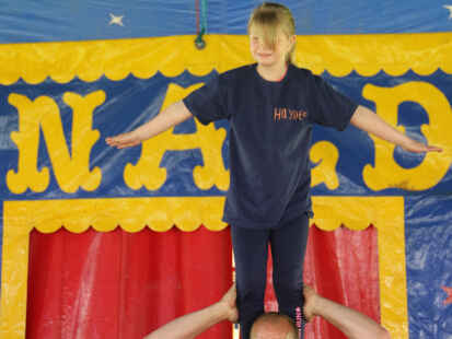 Beim Zirkusprojekt der Deichschule Schweiburg erhielten die Jungen und M&auml;dchen hautnah Einblicke in die Welt der Artisten.