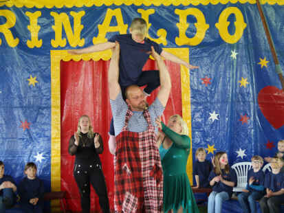 Beim Zirkusprojekt der Deichschule Schweiburg erhielten die Jungen und M&auml;dchen hautnah Einblicke in die Welt der Artisten.