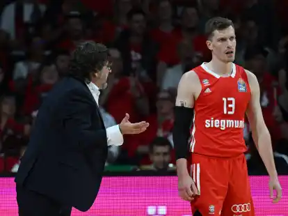 Trainer Andrea Trinchieri (l) gab bei der Verletzung von Andreas Obst Entwarnung.