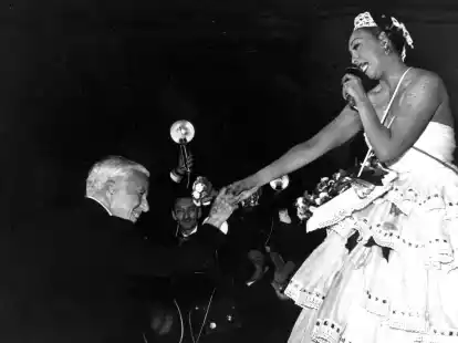 Josephine Baker trifft den Schauspieler und Regisseur Charlie Chaplin in Paris (1953).