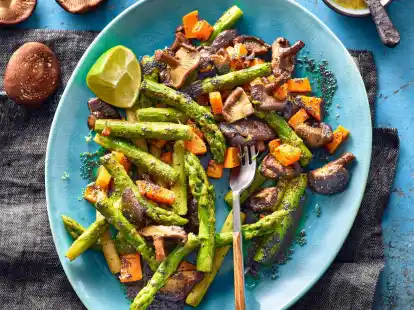 Ein Blitzrezept von Christian Henze: 5 cm lange Spargelst&uuml;cken werden scharf anger&ouml;stet und mit S&uuml;&szlig;kartoffel-W&uuml;rfel und Shitake-Pilze vermischt und in lauwarmer mit Mohnbutter geschwenkt.